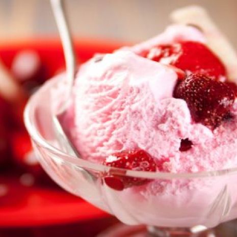Homemade strawberry ice cream without refrigerator.