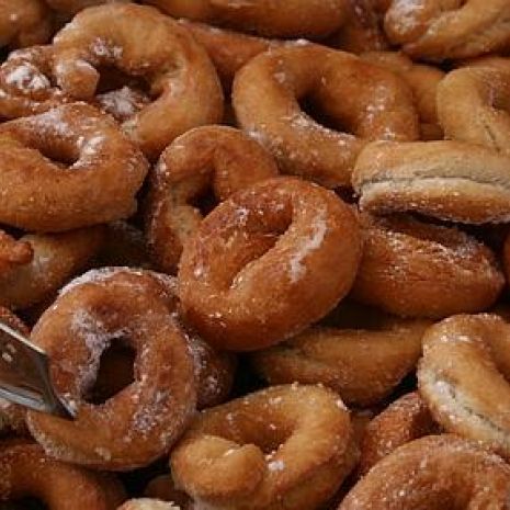 gebratene Donuts oder Krapfen von Anis