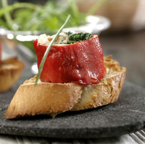 Piquillo toast with tuna and Blue Cheese