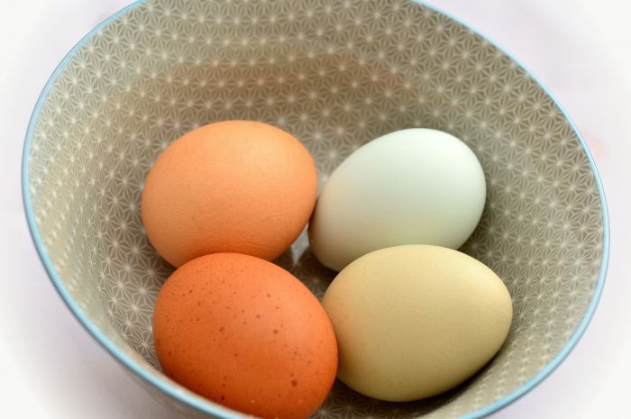 Ziehen Sie ein gekochtes Ei