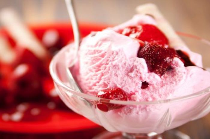 Homemade crème glacée à la fraise sans réfrigérateur.